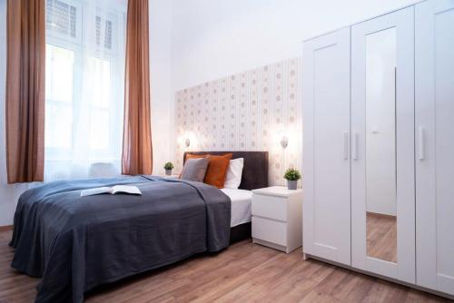 Central apartment in front of the Synagogue