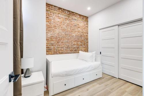 Modern & Bright 3BR with Sofabed in Mile-End