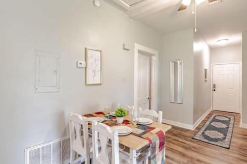 Dauphin District Darling #3-Downtown, Restaurants in Zona costeira/praia Dauphin District Darling #3-Downtown, Restaurants in Zona costeira/praia