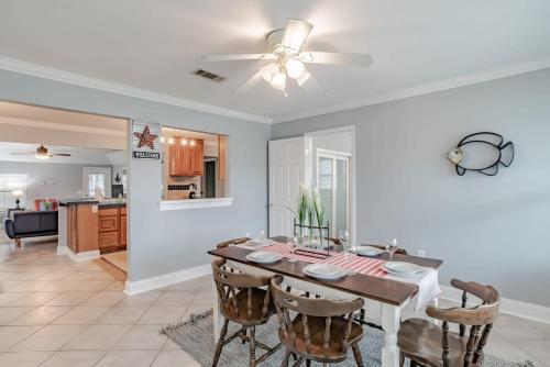 Sunny Side at Dog River-Dock, Lake, Fenced Yard in Zona costeira/praia Sunny Side at Dog River-Dock, Lake, Fenced Yard in Zona costeira/praia