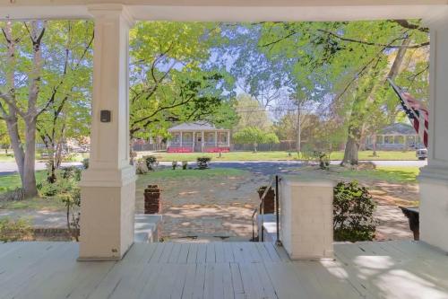 The Sunny Southern Manse Front Walk Downtown in وسط مدينة كولومبوس The Sunny Southern Manse Front Walk Downtown in وسط مدينة كولومبوس