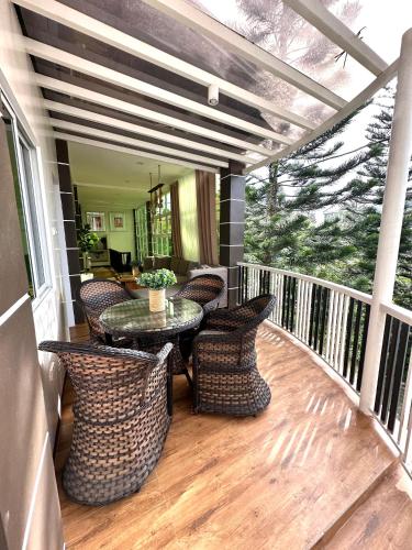 Balkon/teras, 150 m2, 1 yatak odalı, 1 banyolu Müstakil Ev, Santa Rosa - Tagaytay Sokağı bölgesinde (Sts Joachim and Ann Staycation House) in Cavite Balkon/teras, 150 m2, 1 yatak odalı, 1 banyolu Müstakil Ev, Santa Rosa - Tagaytay Sokağı bölgesinde (Sts Joachim and Ann Staycation House) in Cavite