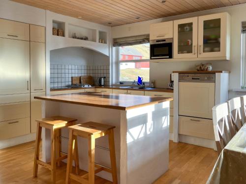 מטבח, Sea & Mountain View 4 Bedroom in Hósvík מטבח, Sea & Mountain View 4 Bedroom in Hósvík