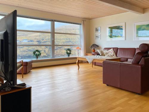 טרקלין, Sea & Mountain View 4 Bedroom in Hósvík טרקלין, Sea & Mountain View 4 Bedroom in Hósvík
