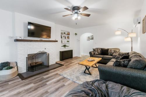 Ruang bersama/area TV, 4-bedroom-Private cozy backyard w firepit in Ephrata (PA) Ruang bersama/area TV, 4-bedroom-Private cozy backyard w firepit in Ephrata (PA)