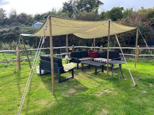 Shepherds Huts Tansy & Ethel in rural Sussex in Arundel Shepherds Huts Tansy & Ethel in rural Sussex in Arundel