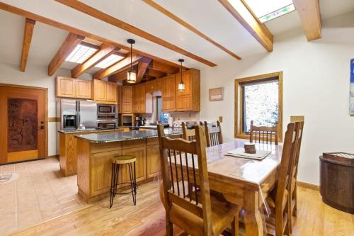 Charming 2BR Mountain Getaway Near Hiking Trails in Blue River Charming 2BR Mountain Getaway Near Hiking Trails in Blue River