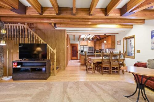 Charming 2BR Mountain Getaway Near Hiking Trails in Blue River Charming 2BR Mountain Getaway Near Hiking Trails in Blue River