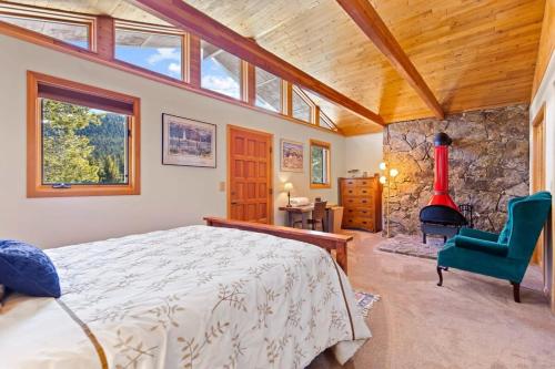 Charming 2BR Mountain Getaway Near Hiking Trails in Blue River Charming 2BR Mountain Getaway Near Hiking Trails in Blue River