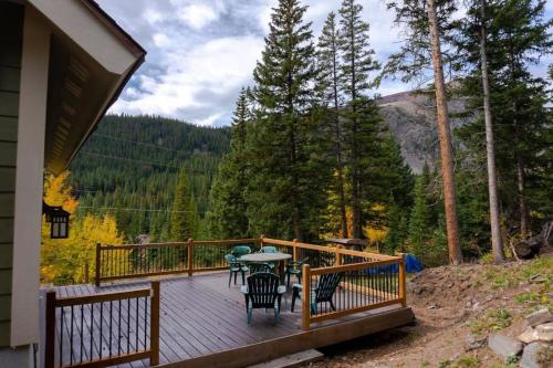 Tranquil 3BR Home Access To Trails and Mtn Views in Блу ривър Tranquil 3BR Home Access To Trails and Mtn Views in Блу ривър