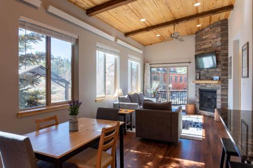 2BR Riverside Cabin Near Trails with Hot Tub Access in Baldy Mountain 2BR Riverside Cabin Near Trails with Hot Tub Access in Baldy Mountain