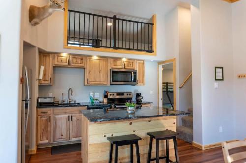 2BR Riverside Cabin Near Trails with Hot Tub Access in Baldy Mountain 2BR Riverside Cabin Near Trails with Hot Tub Access in Baldy Mountain