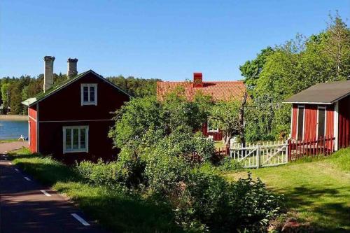 Kalles, skärgårdsidyll med utsikt över Hamnsundet (Kalles, skargardsidyll med utsikt over Hamnsundet) in Saltvik Kalles, skärgårdsidyll med utsikt över Hamnsundet (Kalles, skargardsidyll med utsikt over Hamnsundet) in Saltvik