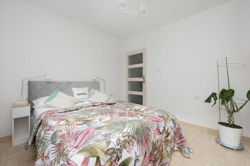 Okopowa Rodzinny Apartament z Balkonem Warszawa by Noclegi Renters