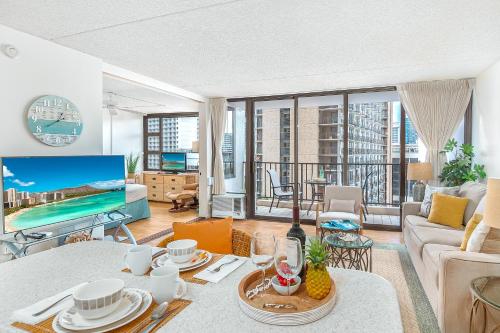 Waikiki Banyan Cozy Condo Suite - Ocean View with Free Parking!