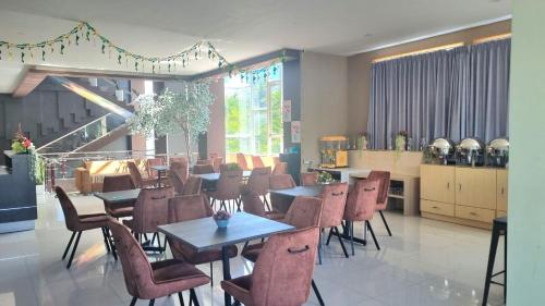 Restaurant, Hotel Kembang Joyo in Palu Restaurant, Hotel Kembang Joyo in Palu