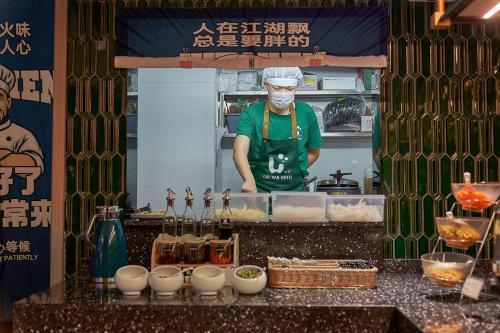Food and beverages, Lan Wan Hotel - Guangzhou Yongqing Walking Street&Shamian Island Scenic Spot Branch- Exit F towards near Consulate General of USA Food and beverages, Lan Wan Hotel - Guangzhou Yongqing Walking Street&Shamian Island Scenic Spot Branch- Exit F towards near Consulate General of USA