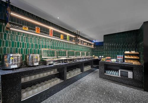 Restaurant, Lan Wan Hotel - Guangzhou Yongqing Walking Street&Shamian Island Scenic Spot Branch- Exit F towards near Consulate General of USA Restaurant, Lan Wan Hotel - Guangzhou Yongqing Walking Street&Shamian Island Scenic Spot Branch- Exit F towards near Consulate General of USA