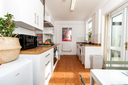 מטבח, Stylish Comfort: 2BR Home in the Heart of Wigan in וויגאן מטבח, Stylish Comfort: 2BR Home in the Heart of Wigan in וויגאן