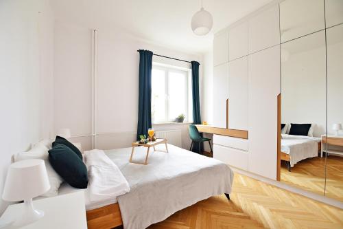 Warsaw City View Apartment - 63m2, Top Location, Workspace - by Rentujemy