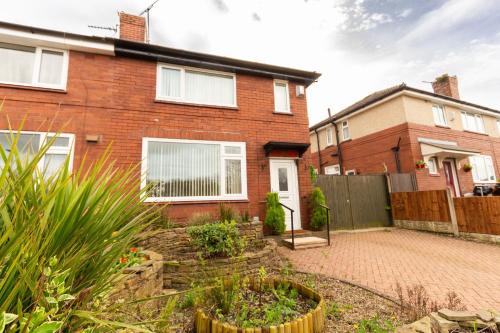 Exterior view, Stylish Comfort: 2BR Home in the Heart of Wigan in Pemberton Exterior view, Stylish Comfort: 2BR Home in the Heart of Wigan in Pemberton