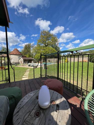 Erkély/terasz, La Roulotte deluxe de Malpas in Quingey Erkély/terasz, La Roulotte deluxe de Malpas in Quingey