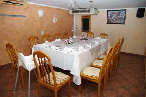 ผับ/เลาจน์, Hotel Helena in โรคีท์นิซ นาด จิเซรู ผับ/เลาจน์, Hotel Helena in โรคีท์นิซ นาด จิเซรู