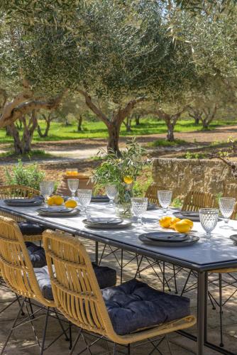 Сад, The Olive Grove Villas with swimming pool and breakfast in Archanes Сад, The Olive Grove Villas with swimming pool and breakfast in Archanes