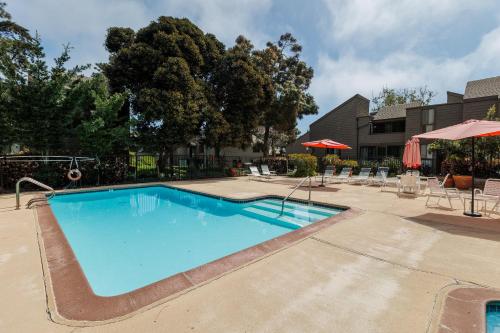 Last Minute Special - Steps to Beach Access + Pool in Solana Beach Last Minute Special - Steps to Beach Access + Pool in Solana Beach