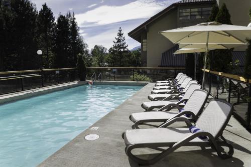 Swimming pool, The Crystal Lodge and Suites in Whistler (BC) Swimming pool, The Crystal Lodge and Suites in Whistler (BC)