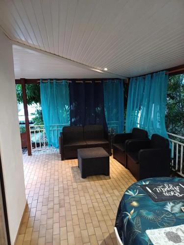 Entrance, Studio charmant a Sainte-Anne avec piscine partagee - 60 m² in Berard Entrance, Studio charmant a Sainte-Anne avec piscine partagee - 60 m² in Berard