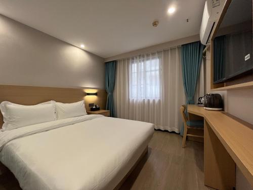 CMAX Hotel Guangzhou International Convention and Exhibition Center Luoxi Subway Station Branch in กวางโจว CMAX Hotel Guangzhou International Convention and Exhibition Center Luoxi Subway Station Branch in กวางโจว