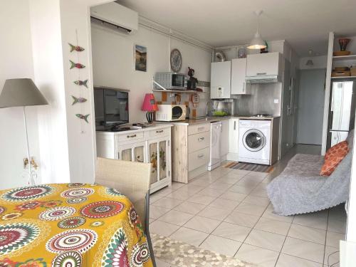 Charmant T1 avec climatisation, WIFI, parking à Balaruc-les-Bains - FR-1-553-218 (Charmant T1 avec climatisation, WIFI, parking a Balaruc-les-Bains - FR-1-553-218) in เบรารุส เลส เบียน Charmant T1 avec climatisation, WIFI, parking à Balaruc-les-Bains - FR-1-553-218 (Charmant T1 avec climatisation, WIFI, parking a Balaruc-les-Bains - FR-1-553-218) in เบรารุส เลส เบียน