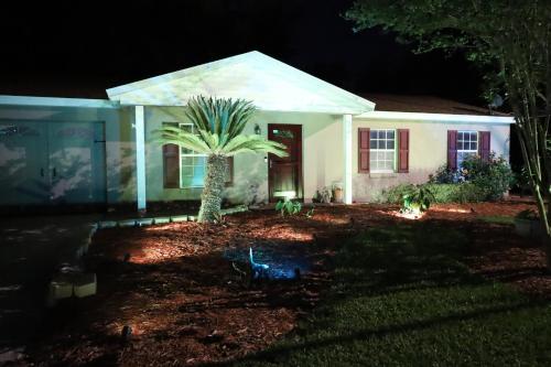 Kert, 3 Bedrooms and your own private Tiki Courtyard in Homosassa (Florida) Kert, 3 Bedrooms and your own private Tiki Courtyard in Homosassa (Florida)