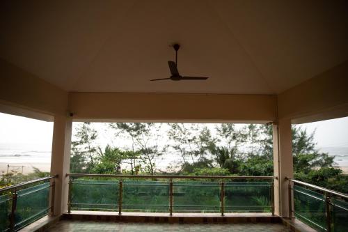Balcony/terrace, Mangalore Waterfront VIlla by EWA Properties in Suratakal Balcony/terrace, Mangalore Waterfront VIlla by EWA Properties in Suratakal