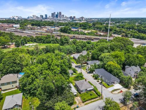 7-Bedrooms Spacious House near Downtown w Parking near Aaron's Amphitheatre at Lakewood 7-Bedrooms Spacious House near Downtown w Parking near Aaron's Amphitheatre at Lakewood
