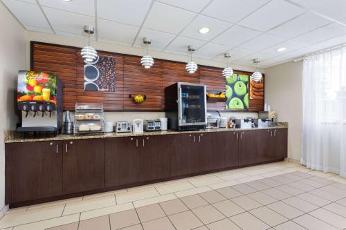 餐飲選擇, 北那不勒斯博尼塔斯普林斯溫德姆拉昆塔套房酒店 (La Quinta Inn & Suites by Wyndham Bonita Springs Naples N.) in 波尼他泉 (FL) 餐飲選擇, 北那不勒斯博尼塔斯普林斯溫德姆拉昆塔套房酒店 (La Quinta Inn & Suites by Wyndham Bonita Springs Naples N.) in 波尼他泉 (FL)