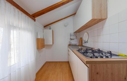 keuken, Lovely Apartment In Potocnica With Wifi in Potocnica keuken, Lovely Apartment In Potocnica With Wifi in Potocnica