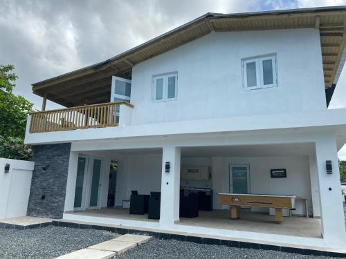 Modern Beach Retreat: 1-Bed Apt at Villa Iris in 루킬리오 Modern Beach Retreat: 1-Bed Apt at Villa Iris in 루킬리오