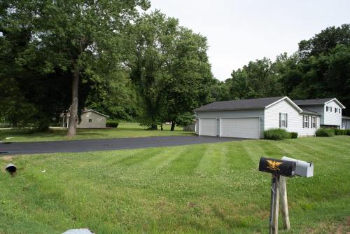 A huge Sprawling House on a large lot -15 minutes to St Louis in Fairview Heights A huge Sprawling House on a large lot -15 minutes to St Louis in Fairview Heights