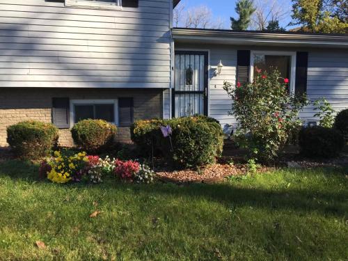 A huge Sprawling House on a large lot -15 minutes to St Louis in Fairview Heights A huge Sprawling House on a large lot -15 minutes to St Louis in Fairview Heights