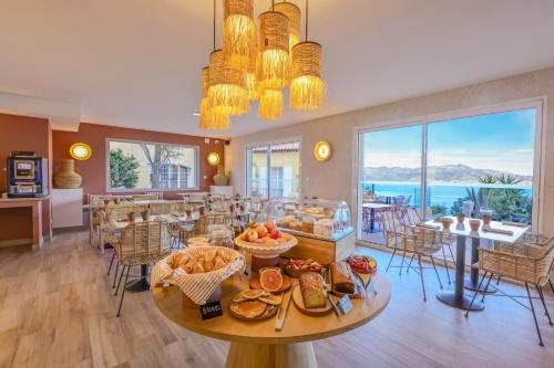 Salón de banquetes, Le Saint Erasme, Hotel Eco Friendly in Calvi Salón de banquetes, Le Saint Erasme, Hotel Eco Friendly in Calvi