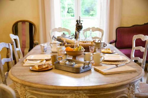Food and beverages, Chambres d'hotes B&B - Chateau de Sienne proche Avignon Orange Piscine Riviere in Bagnols-sur-Ceze Food and beverages, Chambres d'hotes B&B - Chateau de Sienne proche Avignon Orange Piscine Riviere in Bagnols-sur-Ceze