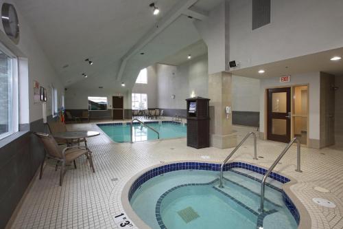 Zwembad, Holiday Inn Express Hotel & Suites Vernon By IHG in Vernon (BC) Zwembad, Holiday Inn Express Hotel & Suites Vernon By IHG in Vernon (BC)