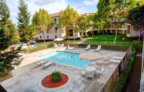 游泳池, 羅納特公園旅館 (Inn at Rohnert Park) in 羅內特帕克(CA) 游泳池, 羅納特公園旅館 (Inn at Rohnert Park) in 羅內特帕克(CA)