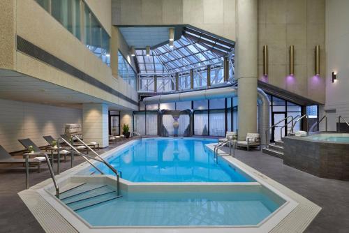 สระว่ายน้ำ, อินเตอร์คอนติเนนตัล โตรอนโต เซ็นเตอร์ บาย ไอเอชจี (InterContinental Toronto Centre By IHG) near หมู่เกาะโตรอนโต สระว่ายน้ำ, อินเตอร์คอนติเนนตัล โตรอนโต เซ็นเตอร์ บาย ไอเอชจี (InterContinental Toronto Centre By IHG) near หมู่เกาะโตรอนโต