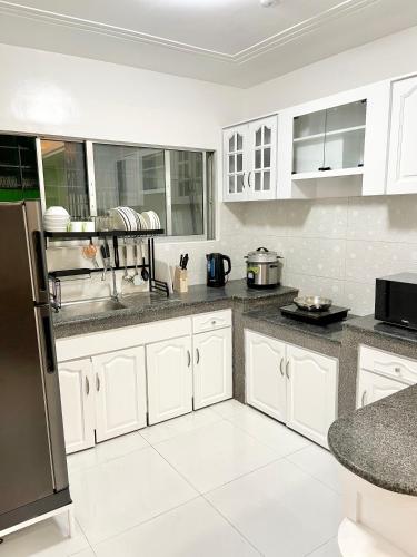 Prime Location, w/ Parking, Clean&Spacious in La Paz Prime Location, w/ Parking, Clean&Spacious in La Paz