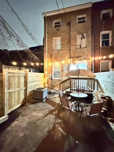 Downtown Private Rooms - Close to M&T, Orioles, Topgolf, Horseshoe Casino in West Baltimore Downtown Private Rooms - Close to M&T, Orioles, Topgolf, Horseshoe Casino in West Baltimore