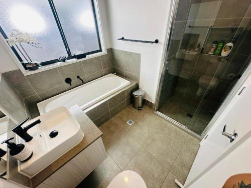 Szolgáltatások, Sydney Stay - 5 Bedroom with AC, Study and TVs in Dél-Nyugat Sydney Szolgáltatások, Sydney Stay - 5 Bedroom with AC, Study and TVs in Dél-Nyugat Sydney