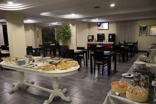 อาหารและเครื่องดื่ม, HOTEL SANTHYAGO TROFA in โตรฟา อาหารและเครื่องดื่ม, HOTEL SANTHYAGO TROFA in โตรฟา